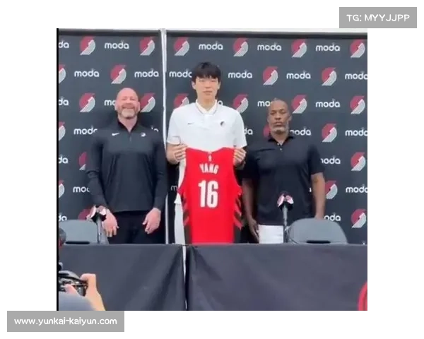 比卢普斯称赞杨瀚森防守站位进步明显 护筐能力已达高水平 比卢普斯称赞杨瀚森防守站位进步明显 护筐能力已达高水平